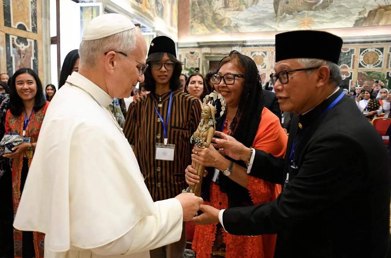 Paus Leo (kiri) bersama Dubes RI untuk Vatikan Trias Kuncahyono (kanan) dengan komunitas Katolik Indonesia di Roma. (Vatican Media)
