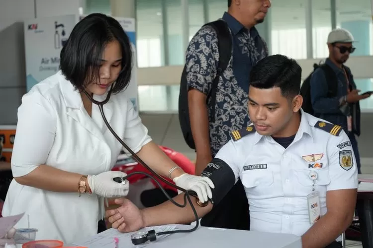 Rail Clinic hadir di momen HUT ke-80 KAI, bawa layanan medis ke pelosok desa. (Dok. Humas KAI)