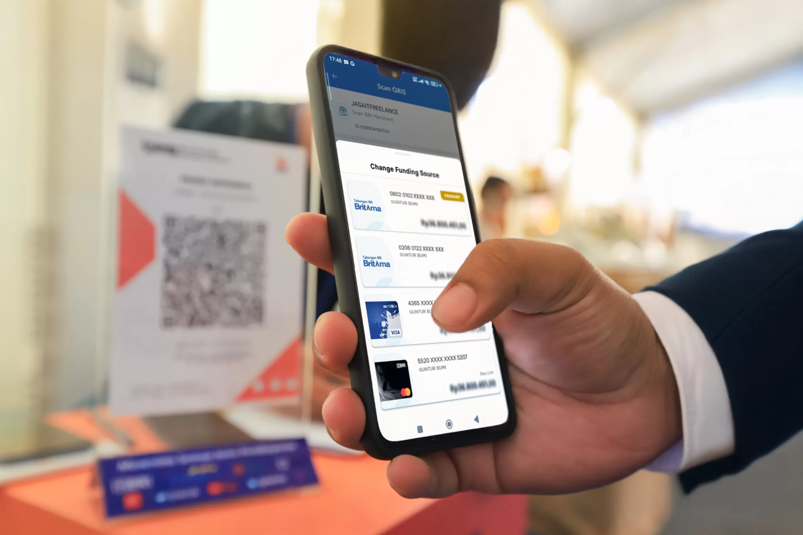 Transaksi belanja kartu kredit BRI menggunakan QRIS di aplikasi BRImo.  (Foto: BRI)