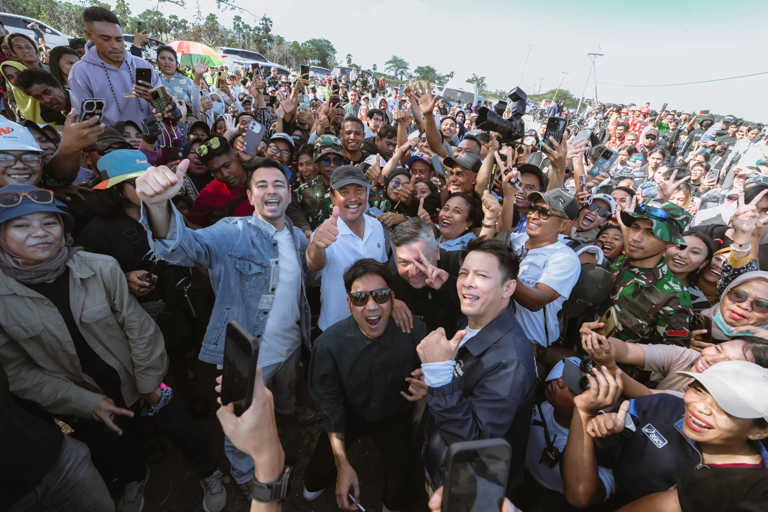 Menteri Trenggono dan Raffi Ahmad Cs Angkat Program Swasembada Garam Lewat Kunjungan ke Rote (Foto: KKP)