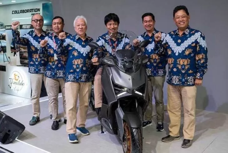 Dyonisius Beti, President Director & CEO PT Yamaha Indonesia Motor Mfg bersama jajaran manajemen Yamaha Indonesia saat peresmian produk. (YIMM)