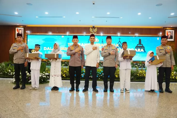 Ustaz Abdul Somad seusai ceramah di hadapan Kapolri dan jajarannya di Mabes Polri, Jakarta Selatan, Jumat 26 September 2025. (Humas Polri)