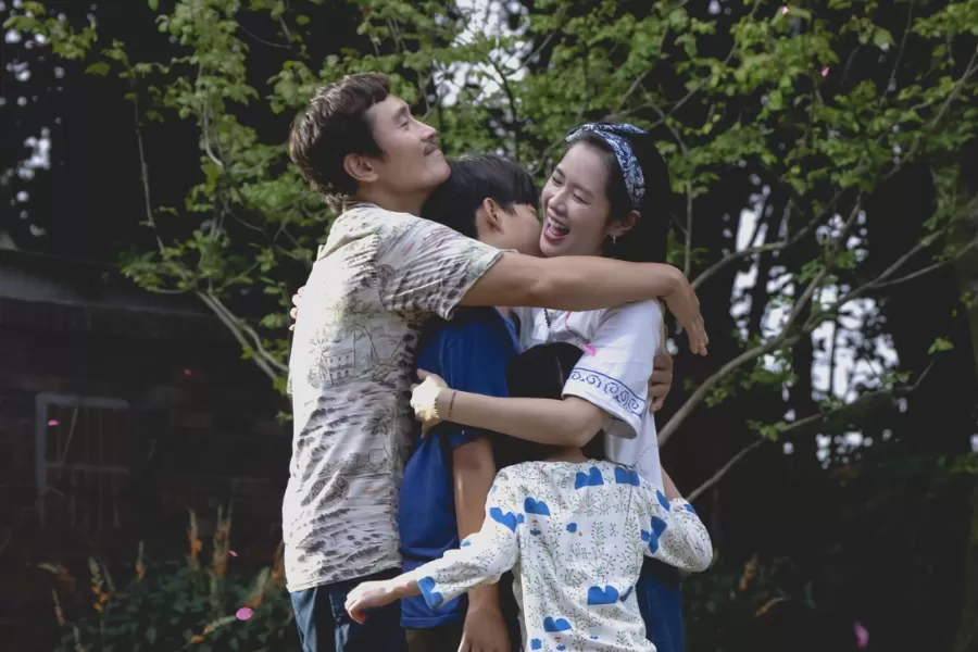 Lee Byung Hun dan Son Ye Jin dalam Film No Other Choice (foto: kpopnews)