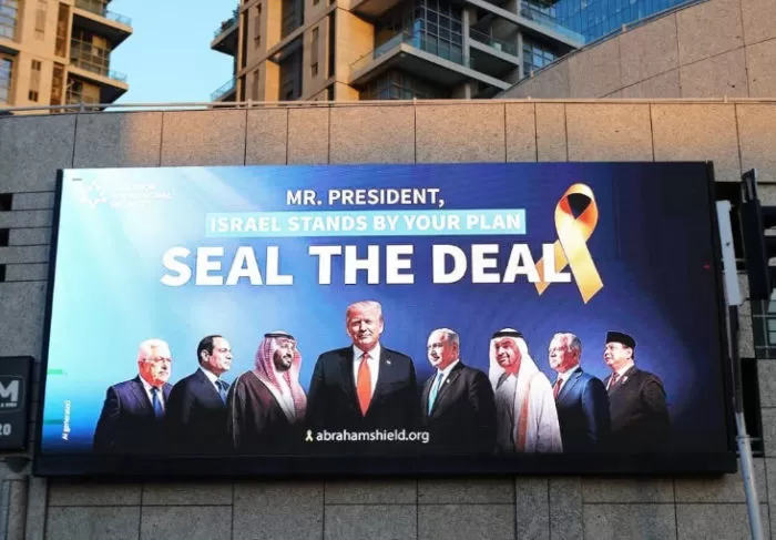 Baliho raksasa pajang foto Presiden Prabowo sejajar dengan Trump dan Netanyahu di Kota Tel Aviv, Israel (Foto: Istimewa)