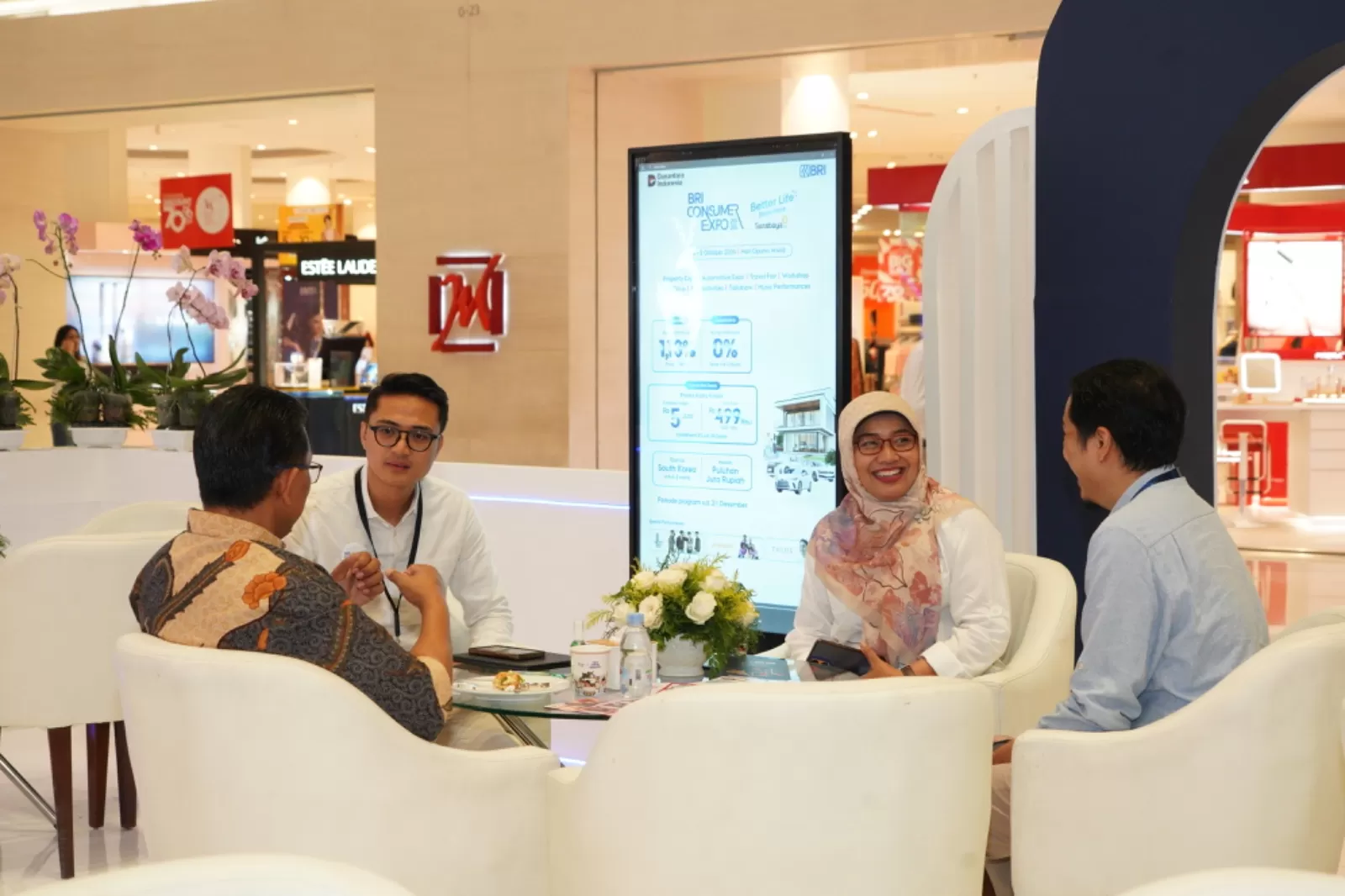 Para pengunjung Consumer BRI Expo di mal Ciputra World Surabaya sedang berkonsultasi dengan staf BRI. (Foto: BRI)