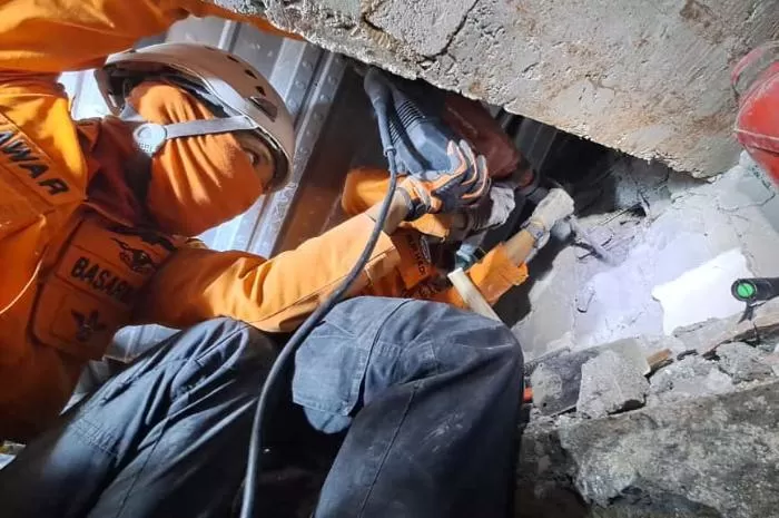 Pencarian dan evakuasi korban insiden ambruknya bangunan 3 lantai di Ponpes Al-Khoziny, Sidoarjo. (X.com/@basarnas114yyk)