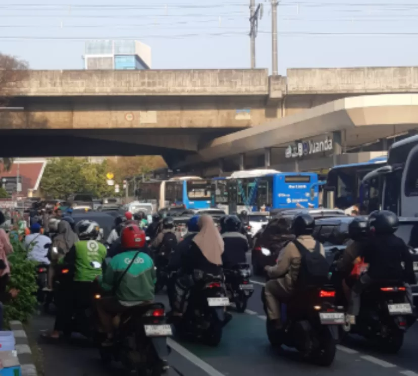 Kepadatan di Jalan Juanda usai perayaan HUT ke-80 TNI di kawasan Monas, Jakarta Pusat.
