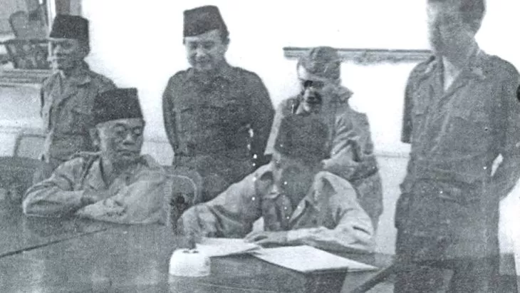 Kolonel Soedirman saat menandatangani pengangkatan sebagai Panglima TKR atau TNI. Foto: Mengikuti Jejak Panglima Besar (Foto: Mengikuti Jejak Panglima Besar)