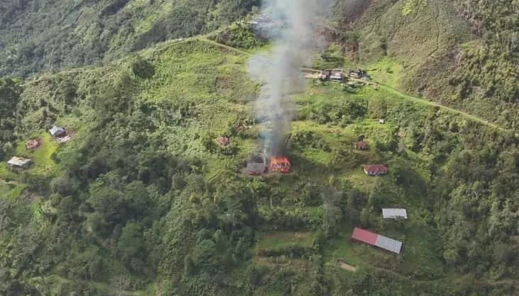 KKB diduga pimpinan Ngalum Kupel bakar SMP di Kiwirok, Papua Pegunungan (Foto: Istimewa)