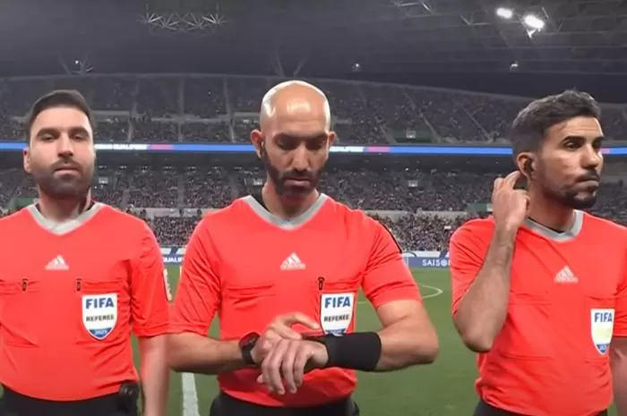 Menyoroti kiprah wasit Ahmad Al Ali (tengah) yang akan memimpin pertandingan Timnas Indonesia vs Arab Saudi di Round 4 Kualifikasi Piala Dunia 2026 Zona Asia. (YouTube.com / AFC Asian Cup)