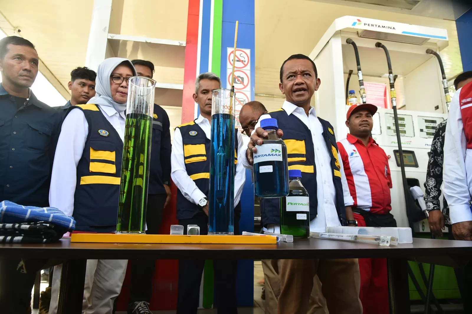 Menteri Energi dan Sumber Daya Mineral (ESDM), Bahlil Lahadalia dalam kunjungan ke SPBU (foto: esdm.go.id)