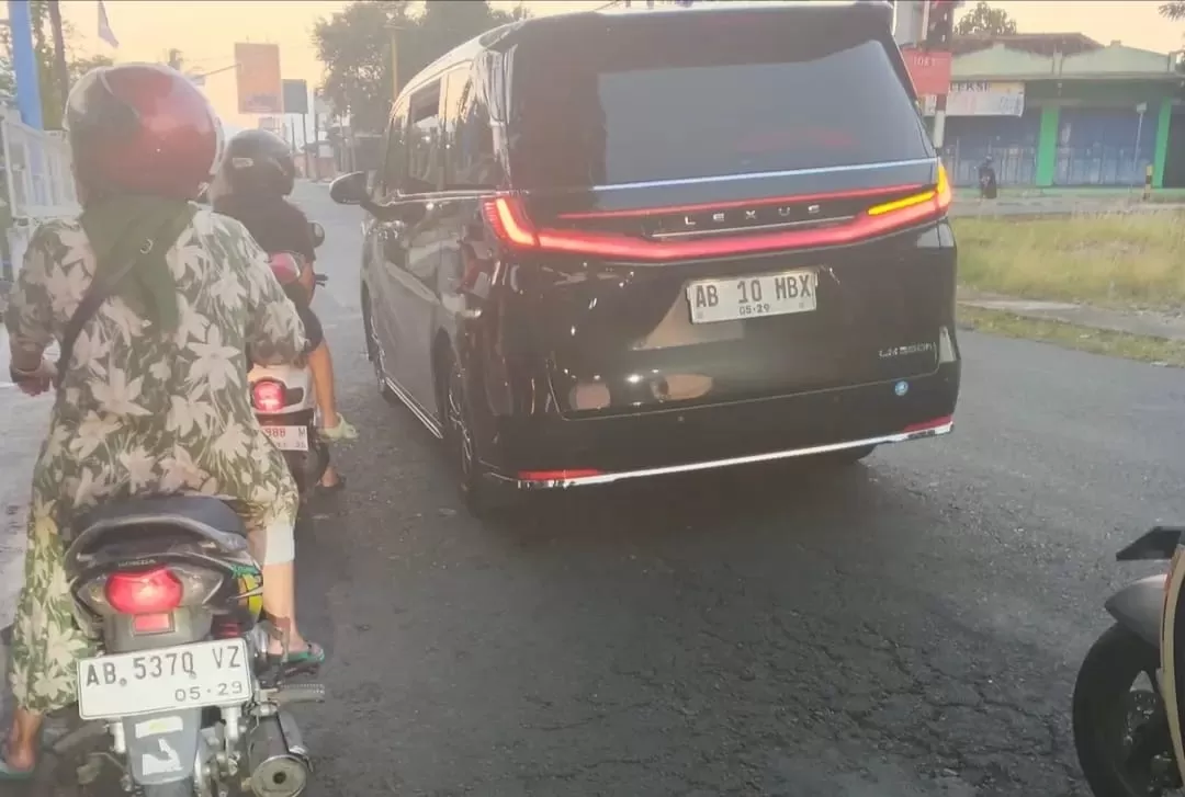 Mobil Sri Sultan HB X yang berhenti di lampu merah dan disalip patwal pakai 'tot tot wuk wuk' (Foto: Thread/@krisnaadipradana)