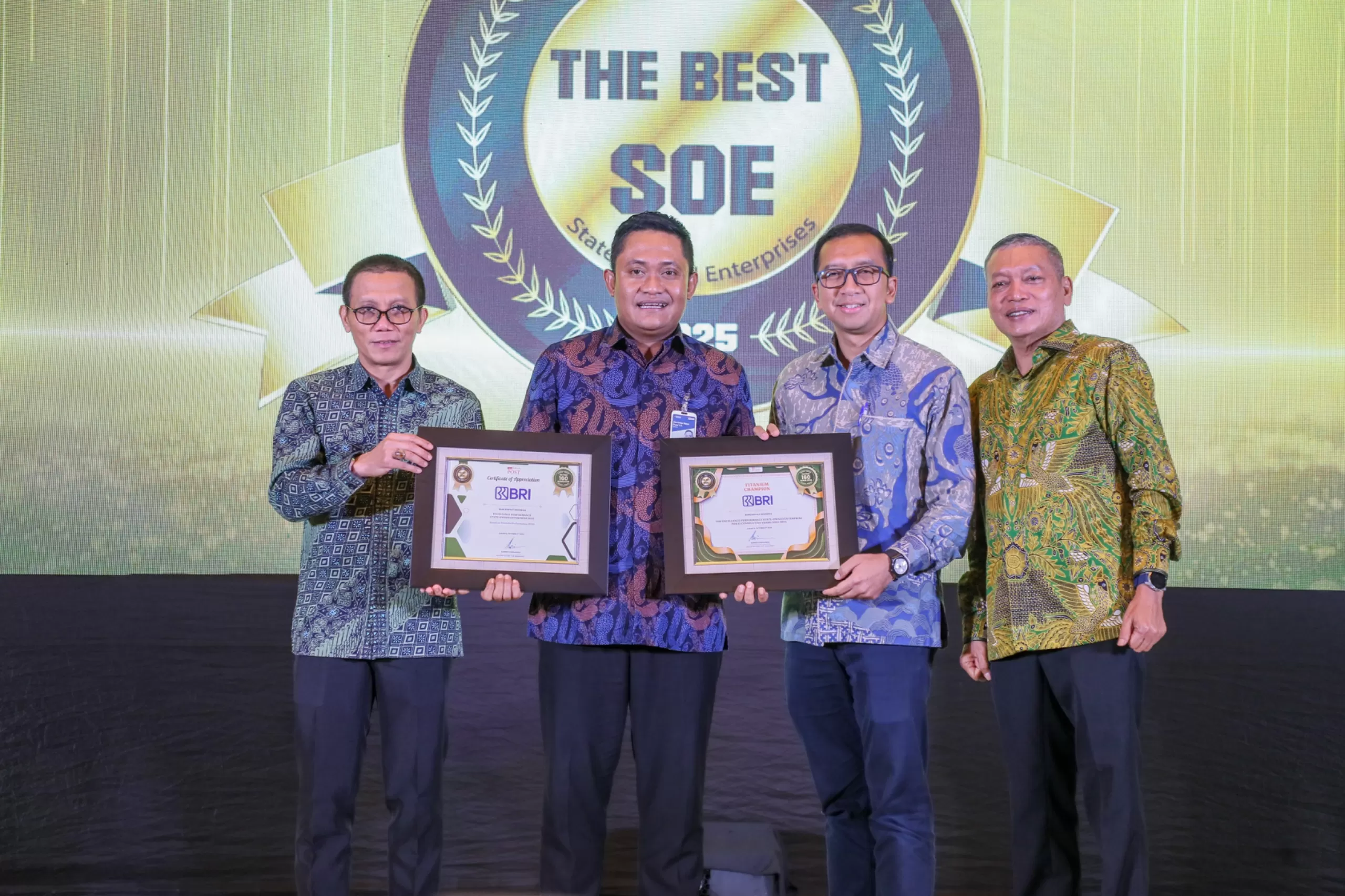 Bank BRI meraih dua penghargaan sekaligus di ajang Indonesia Economic Summit 2025 (Foto: Bank BRI)
