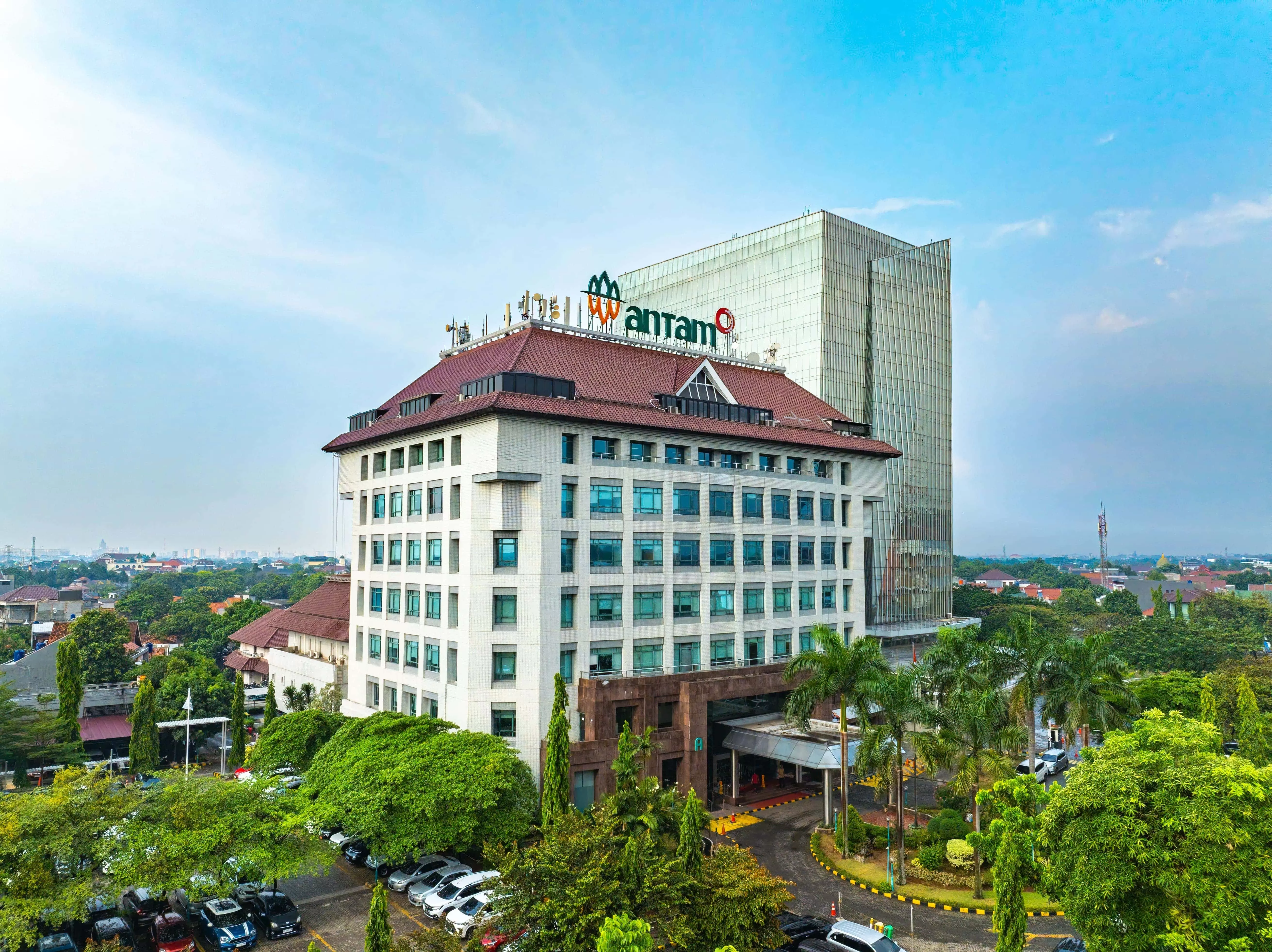 Gedung PT Aneka Tambang (Persero) Tbk. yang berada di kawasann Tangjung Barat, Jaksel. BPK mencatat Antam belum membayar tagihan PLN senilai Rp720 miliar. (Foto: Ist)