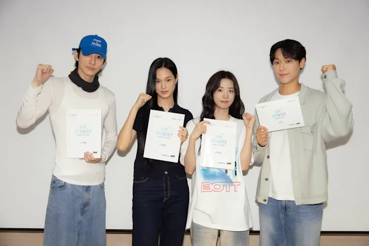 Para pemain drama misteri Grand Galaxy Hotel. (foto: Netflix)