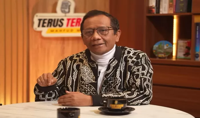 Eks Menko Polhukam dan Ketua MK, Mahfud MD, soal dugaan mark up kereta cepat atau whoosh yang diminta KPK lapor (Foto: YouTube/Mahfud MD Official)