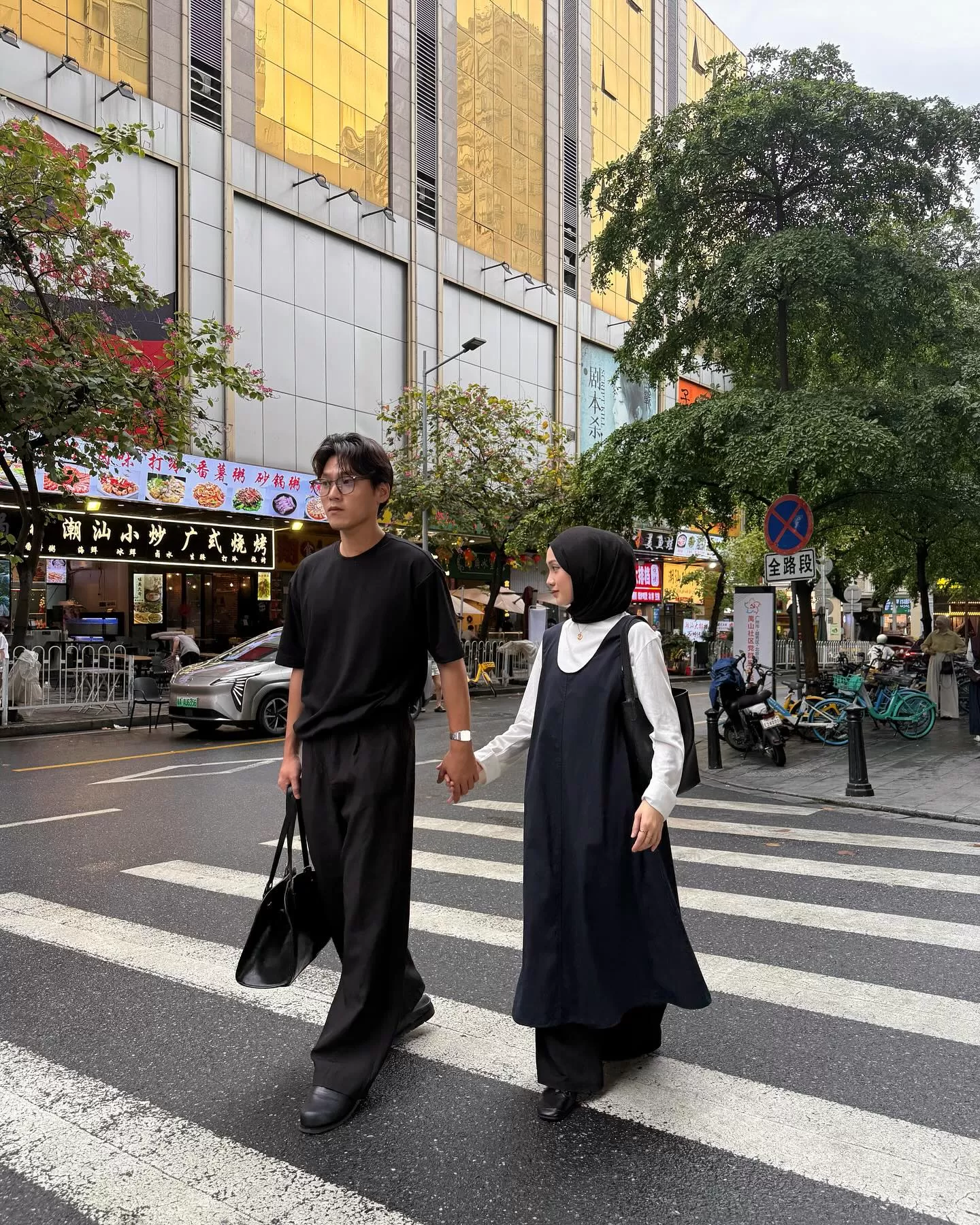 Potret Jule dan Suami. (Instagram.com/juliaprt7)