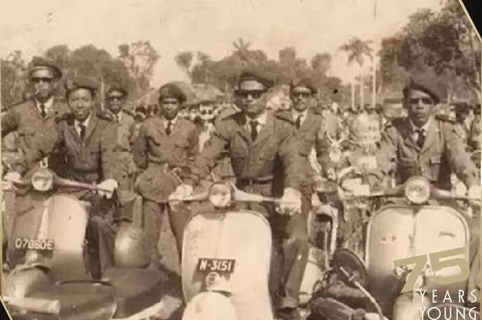 Para tentara Indonesia yang baru pulang dari misi penjaga perdamaian di Kongo menerima penghargaan berupa kendaraan bermotor jenis Vespa, yang kemudian dikenal dengan nama Vespa Kongo. (Istimewa)