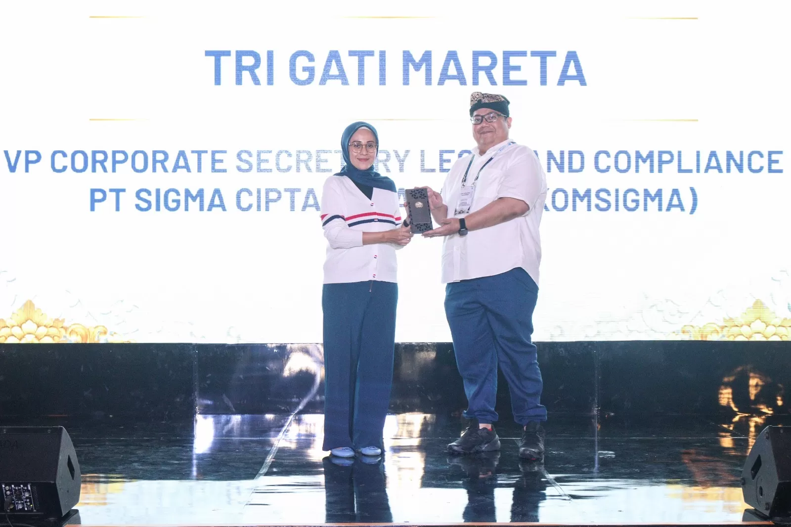Vice President Corporate Secretary and Legal Compliance Telkomsigma Tri Gati Mareta saat menerima penghargaan Indonesian In-House Counsel Elite 2025.