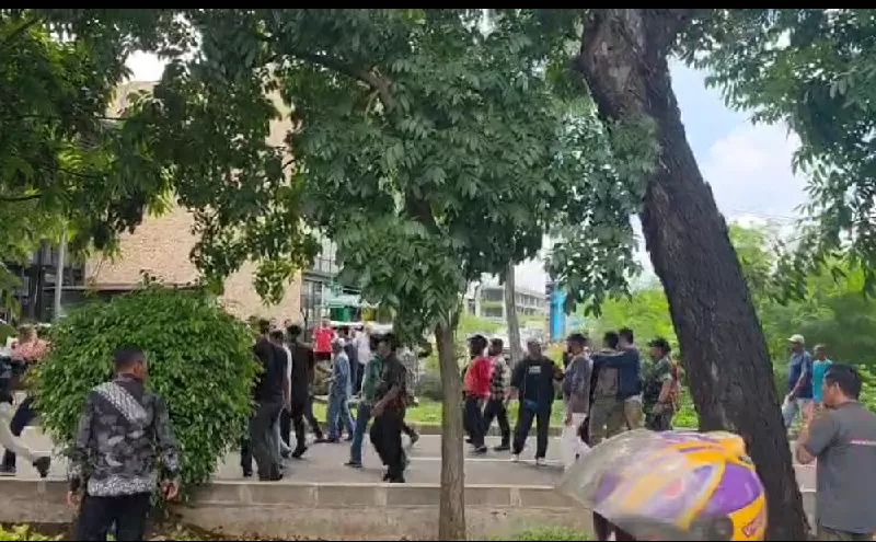 Kericuhan saat sekelompok preman menghalang-halangi advokat Pieter Ell di Cipayung, Jakarta Timur. ( KONTEKS.CO.ID/Ist)