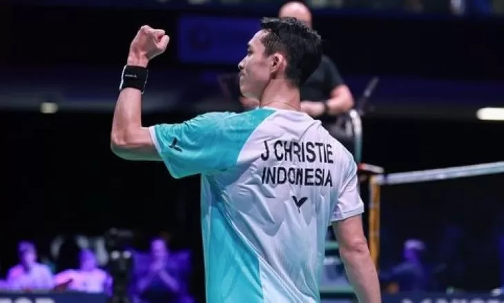 Jonatan Christie juara Denmark Open 2025 Super 750 mengepalkan tangan setelah mengalahkan tunggal putra China, Shi Yu Qi. (PBSI)