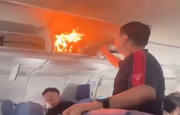 Baterai litium terbakar di bagasi kabin paksa pesawat Air China mendarat darurat (Foto: Weibo)