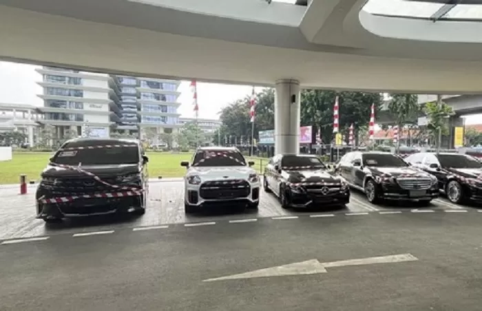 Mobil mewah Riza Chalid yang disita Kejagung (Foto: Istimewa)