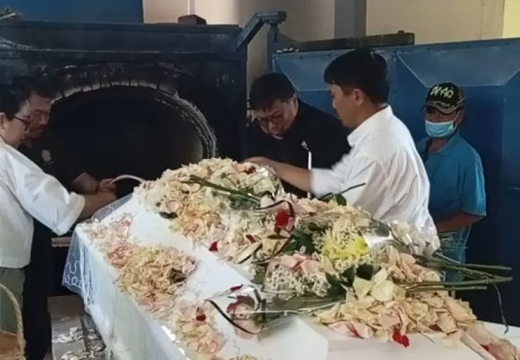 Jenazah Timothy Anugerah Saputra saat akan dilakukan prosesi kremasi. Kini mahasiswa pem-bully-nya mulai mendapatkan sanksi. (Foto: X.com @republikplus62)