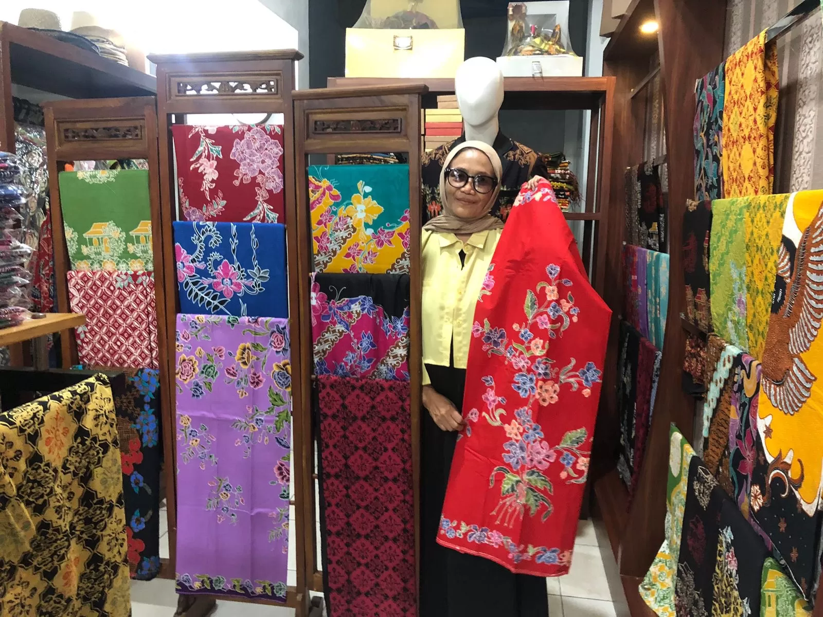 Koleksi Datik Batik dari Tangerang Selatan, UMKM binaan BRI yang kiprahnya makin berkilau. (Foto: BRI)