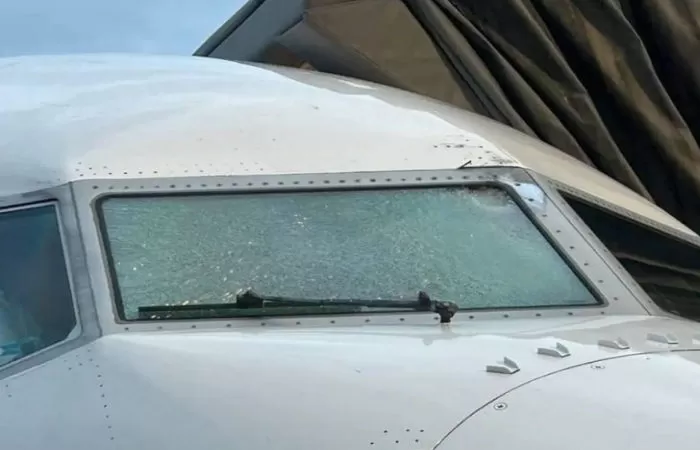 Kaca depan pesawat Boeing retak diduga dihantam puing antariksa di udara (Foto: X/@aviationbrk)