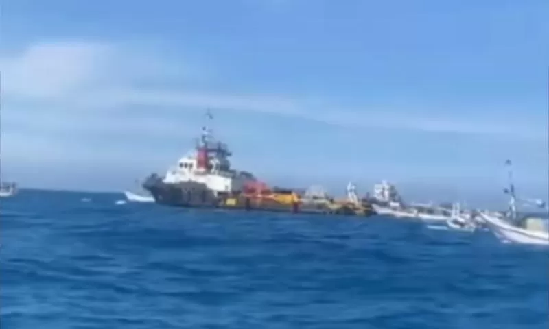 Kapal Petronas diadang ratusan kapal nelayan di perairan Sampang, Madura. (Istimewa)