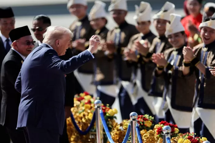 Momen Presiden AS Donald Trump menari bersama para penari tradisional yang menyambutnya di KLIA. (NST)