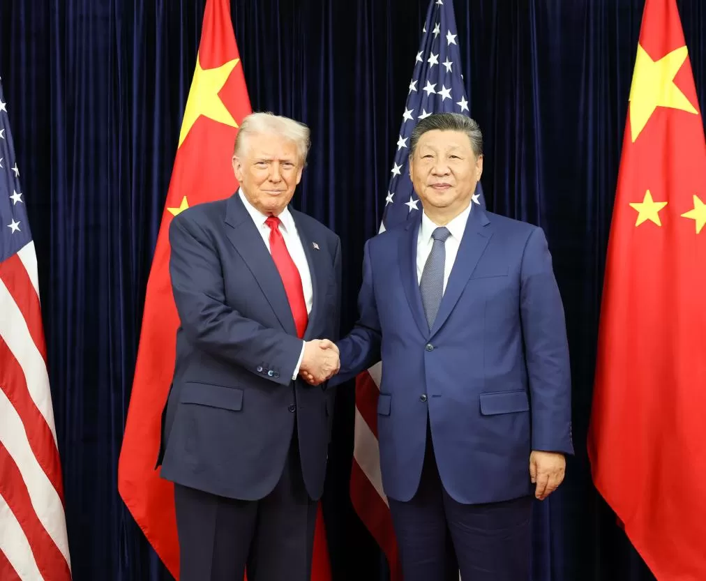 Presiden AS Donald Trump (kiri) mengumumkan pemangkasan tarif important buat China usai bertemu Xi Jinping, Presiden China. (Xinhua)