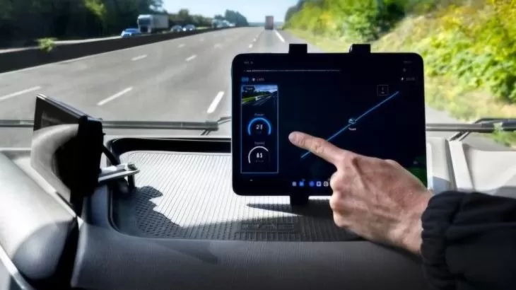 Prancis uji coba pengisi daya mobil listrik dengan hanya melintasi jalan tertentu.  (EV Arena)