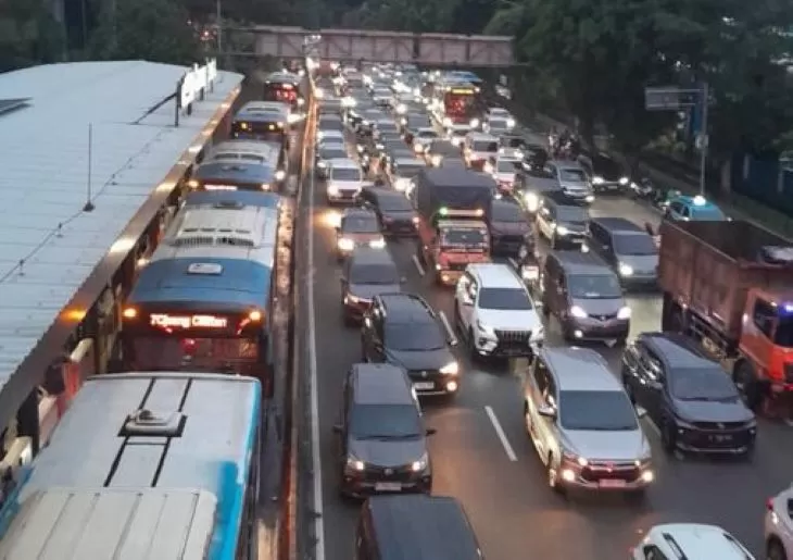 Pemprov DKI Jakarta berencana memindahkan dua halte Transjakarta yang berada di Jalan Yos Sudarso, Jakarta Utara. Alasanya untuk mengurai kemacetan. (Foto: X.com Transjakarta)
