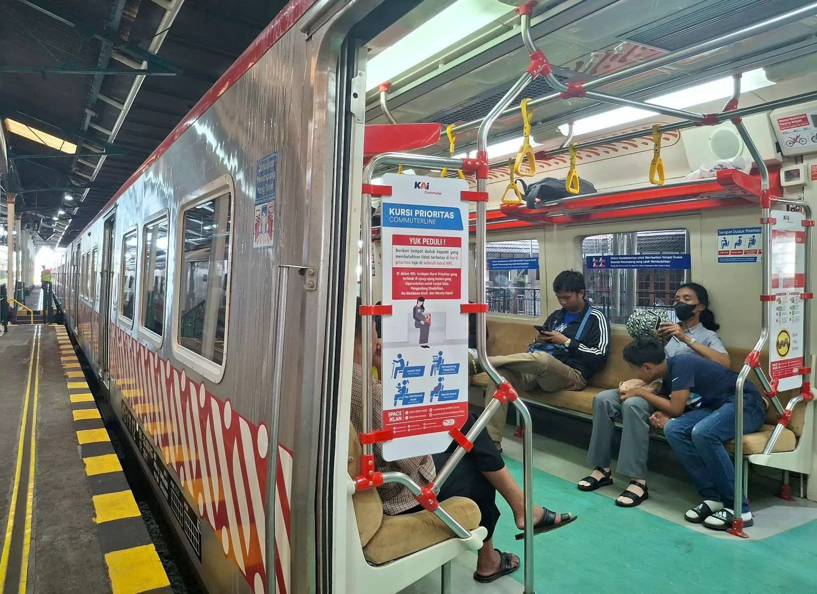 KA Commuter Line disiapkan untuk mengantisipasi lonjakan penumpang saat Natal dan Tahun Baru. (Istimewa)