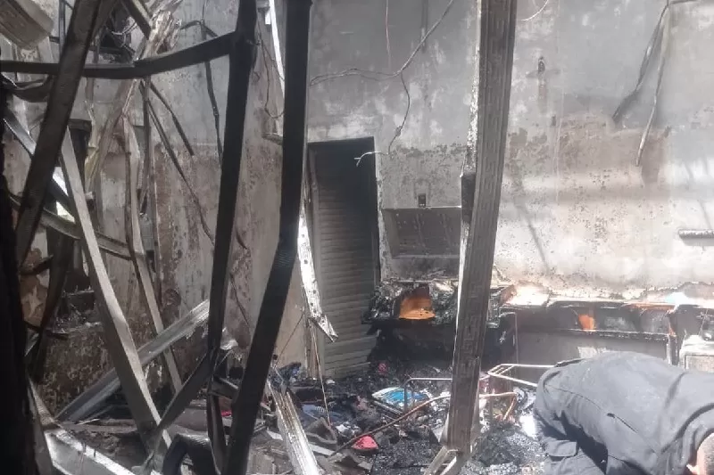 Rumah hakim Khamazaro Waruwu pascakebakaran. LBH Medan menduga terkait kasus korupsi yang sedang disidangkan. (KONTEKS.CO.ID/Ist)