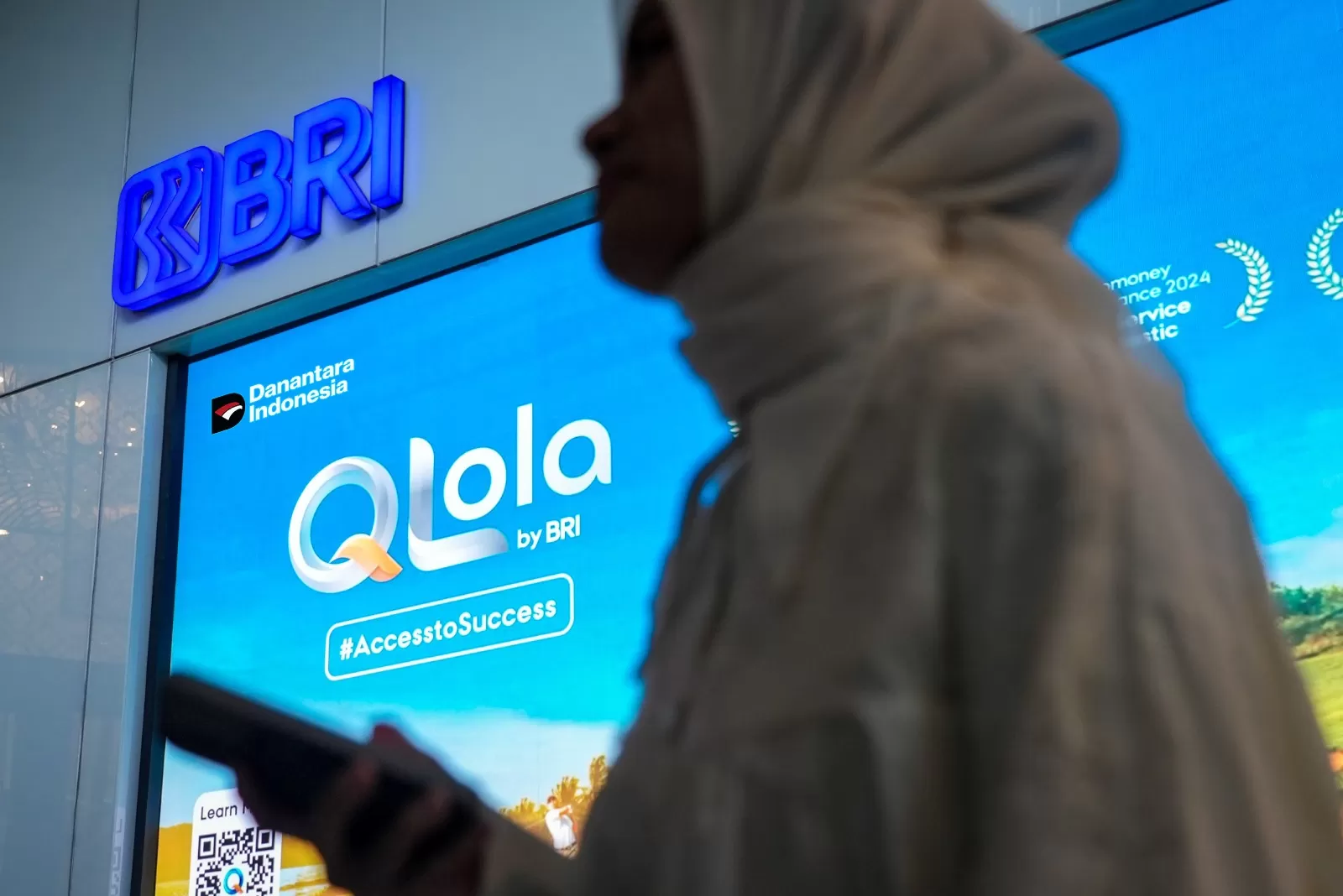 Qlola by BRI meraih penghargaan Anugerah Terbaik Sektor Keuangan Kategori Produk dan Model Bisnis dalam ajang IDX Channel Anugerah Inovasi Indonesia 2025. (Foto: BRI)