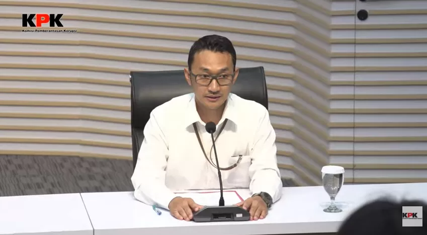 Juru Bicara KPK, Budi Prasetyo, memberikan informasi terbaru seputar dugaann korupsi pengadaan EDC BRI.  (Foto: YouTube/KPK RI)