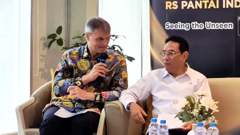 Presiden Direktur Siemens Healthineers Indonesia, Alfred dan&nbsp;Wakil Menteri Kesehatan, Benjamin Paulus saat peluncuran&nbsp;Photon Counting CT Scan Naeotom Alpha Pro di RS PIK. (Konteks.co.id)
