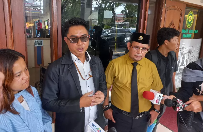 Rusli Efendi dan kuasa hukum Ayu Chairun Nurisa lainnya memberikan keterangan kepada wartawan di PN Tangerang. (KONTEKS.CO.ID/Setiawan)
