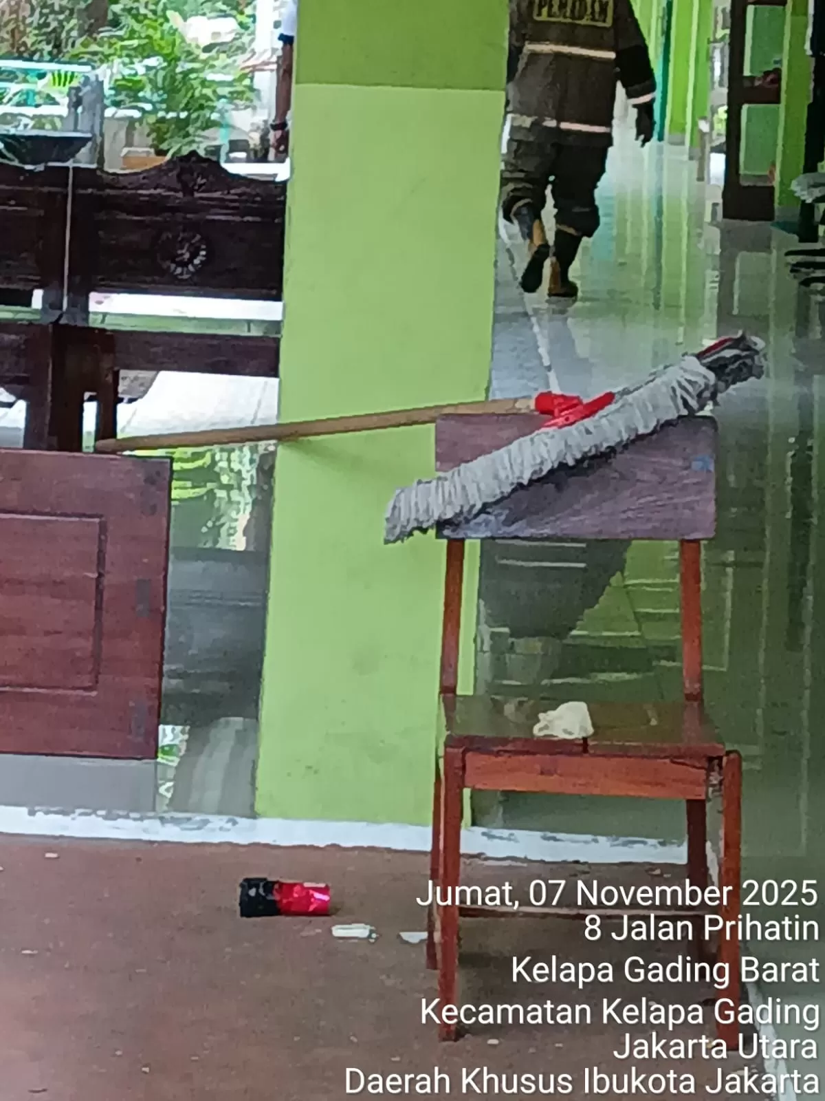 Satu di antara sisi masjid SMAN 72 Jakarta Utara, tempat terjadinya ledakan pada siang ini. (Istimewa)