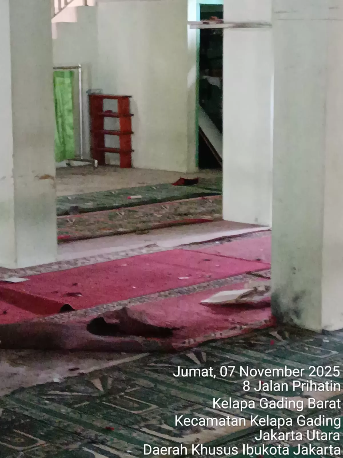 Situasi di masjid SMAN 72 Kelapa Gading Jakarta Utara beberapa saat setelah terjadi ledakan, Jumat 7 November 2025. (Istimewa)