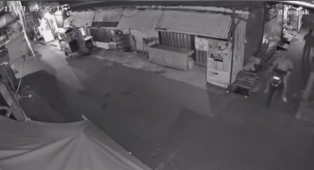 Detik-detik penembakan hansip oleh pelaku pencurian sepeda motor di Cakung (Foto: Istimewa)