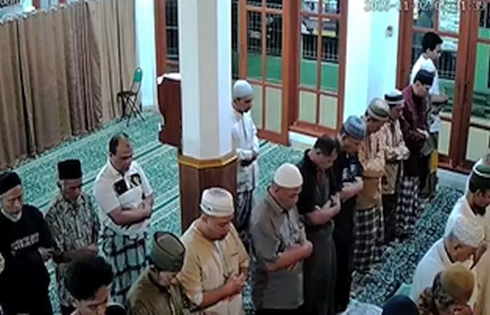  Viral pria paruh baya  wafat saat salat subuh berjamaah di masjid (Foto: TikTok/@zarraaft)