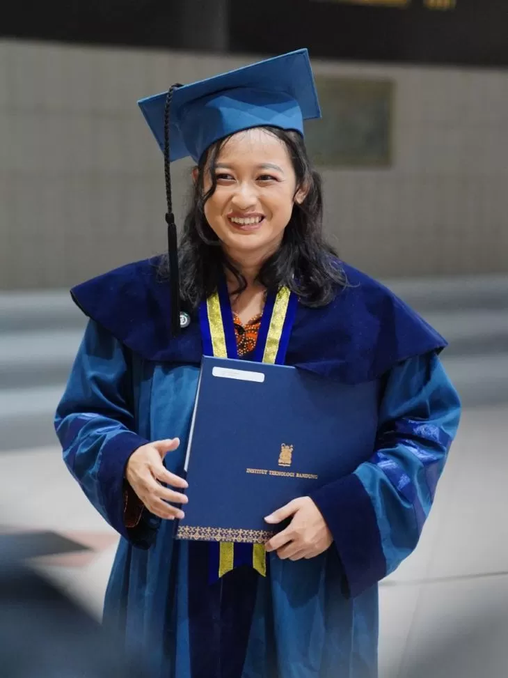 Jessie Manopo tercatat sebagai wisudawan Doktor Fisika termuda saat Wisuda ITB Oktober 2025.  (Foto: ITB)