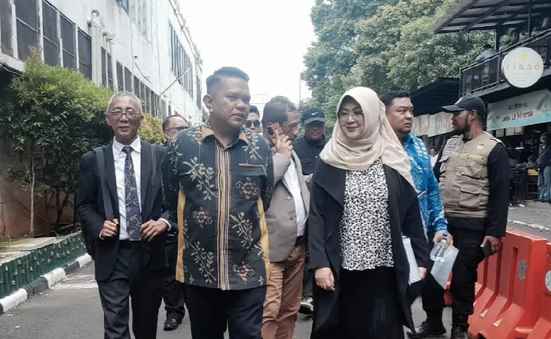 Dr Tifa, tersangka kasus tudingan ijazah palsu Jokowi didampingi pengacara di Polda Metro Jaya untuk menjalani pemeriksaan.  (Foto: Ist)