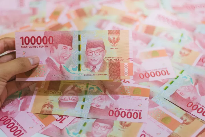 Rupiah hari ini dibuka melemah ke Rp16.732 per Dolar AS. Simak faktor yang menekan nilai tukar! (canva.com)