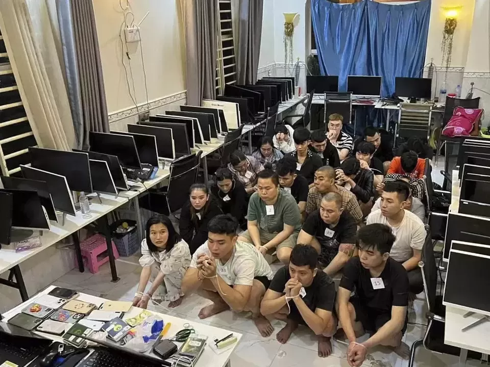 Sebagian orang-orang yang bekerja di perusahaan yang ternyata melakukan penipuan siber di Kamboja. (AKP)