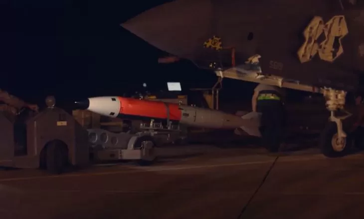 Bom gravitasi nuklir B61-12 saat loading di pesawat tempur siluman F-35A. (Foto: Tangkapan Layar Defence News)
